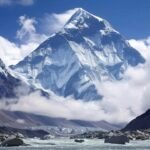 River ‘piracy’ gave towering Everest a growth spurt, scientists say.(CNN NEWS)_